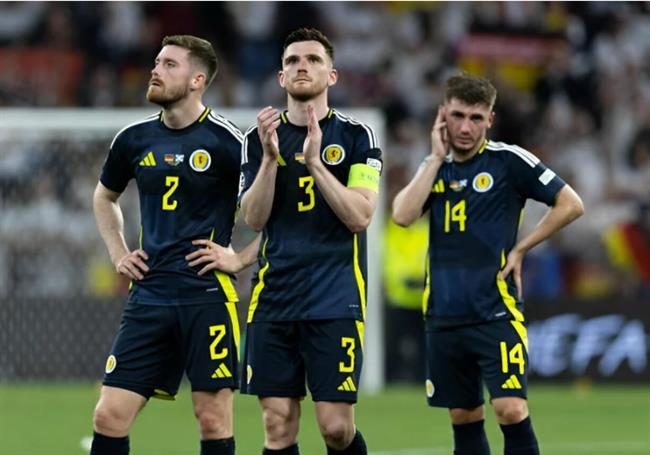 Roy Keane chỉ trích dữ dội Andy Robertson sau thất bại ê chề của Scotland