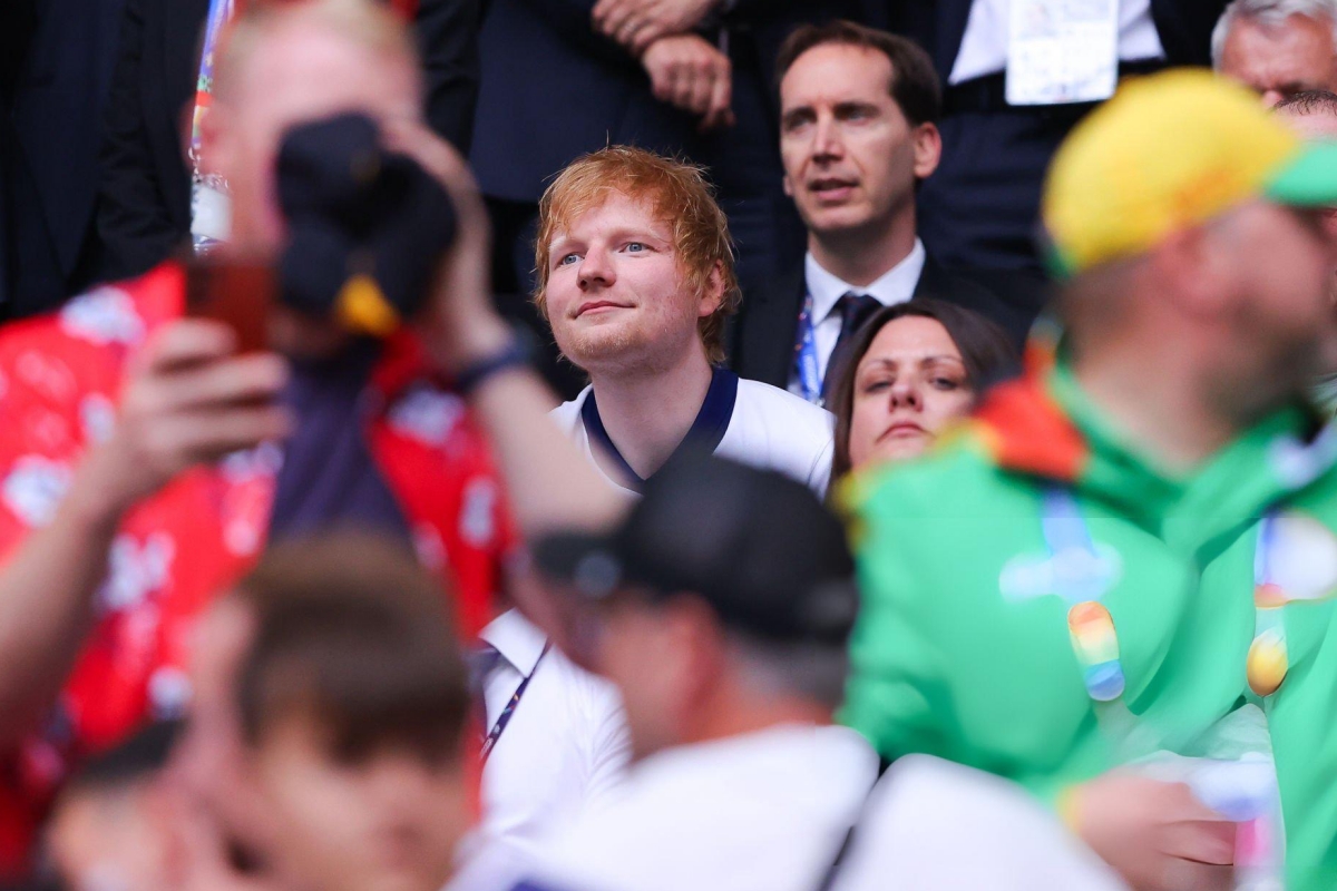 Ca sĩ Ed Sheeran khuấy động bản doanh Đội tuyển Anh với màn trình diễn bất ngờ