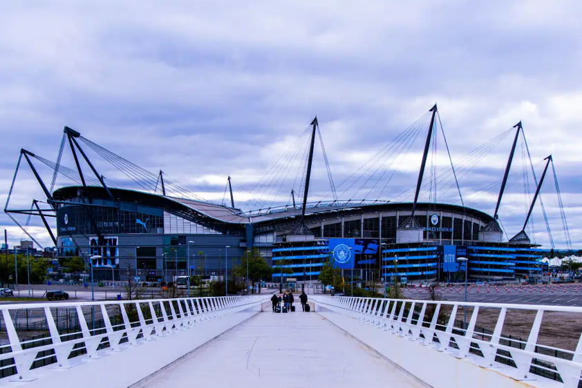 Manchester City và Manchester United đối mặt với làn sóng chỉ trích sau chính sách thu phí đỗ xe đối với người hâm mộ khuyết tật