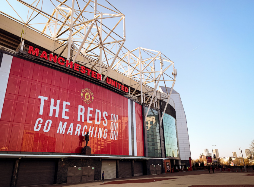 Manchester City và Manchester United đối mặt với làn sóng chỉ trích sau chính sách thu phí đỗ xe đối với người hâm mộ khuyết tật