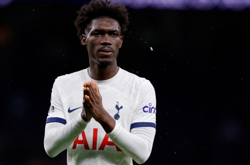 Tiền vệ Tottenham Yves Bissouma bị điều tra vì sử dụng khí cười