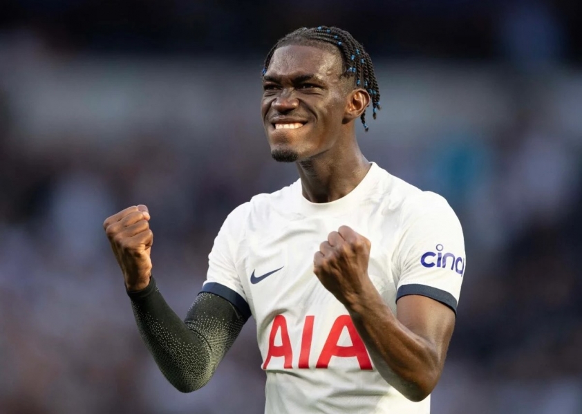 Tiền vệ Tottenham Yves Bissouma bị điều tra vì sử dụng khí cười