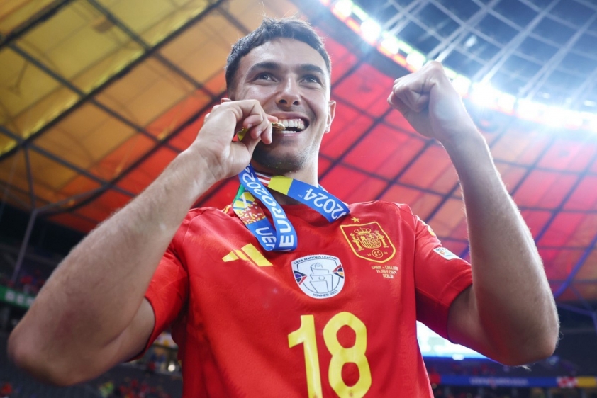 Martin Zubimendi đang phải cân nhắc lựa chọn giữa Liverpool và Real Sociedad trong bối cảnh thời hạn ra quyết định đến gần