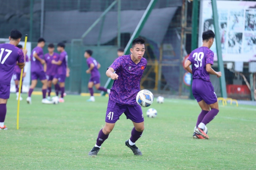 Cầu thủ Việt kiều Séc Hồ Hữu Hưng bắt nhịp nhanh với U19 Việt Nam