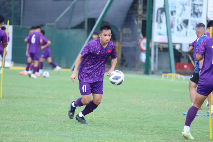 Cầu thủ Việt kiều Séc Hồ Hữu Hưng bắt nhịp nhanh với U19 Việt Nam