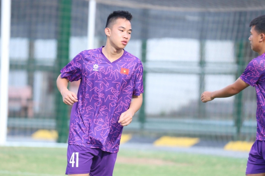 Cầu thủ Việt kiều Séc Hồ Hữu Hưng bắt nhịp nhanh với U19 Việt Nam