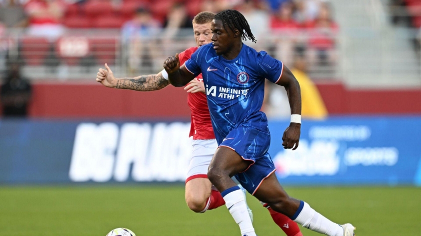 Va chạm nảy lửa giữa Levi Colwill của Chelsea với cầu thủ Wrexham trong trận giao hữu
