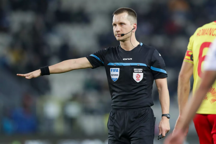 Vụ scandal trọng tài Ba Lan: Say rượu, ăn trộm biển báo và bị tước nhiệm vụ Champions League