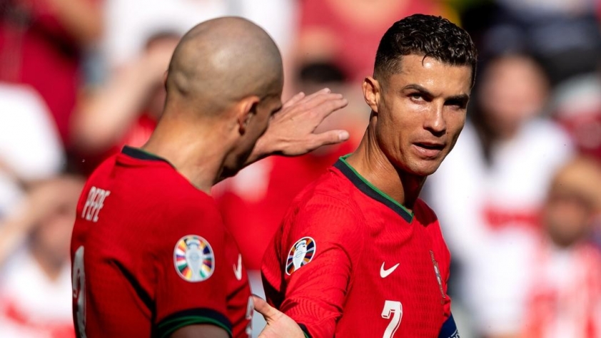 Tình bạn bất diệt: Ronaldo tri ân Pepe sau quyết định giải nghệ