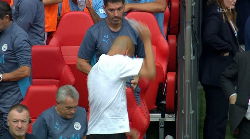Cơn thịnh nộ của Pep Guardiola: Huấn luyện viên Man City đập chai nước trong chiến thắng trước MU