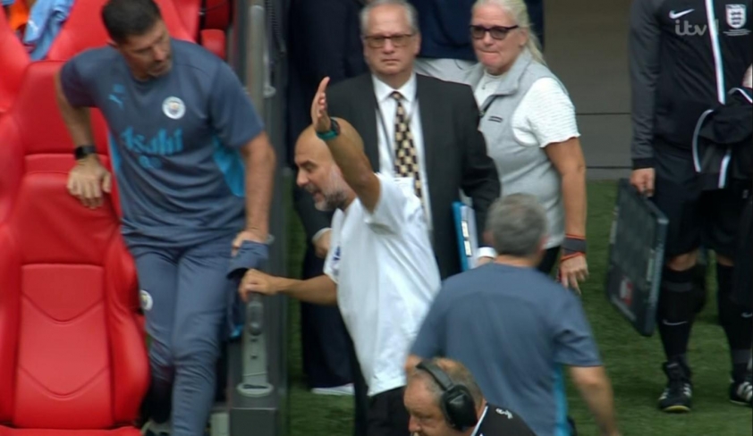 Cơn thịnh nộ của Pep Guardiola: Huấn luyện viên Man City đập chai nước trong chiến thắng trước MU