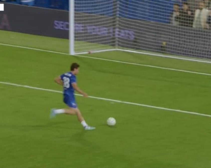 Marc Guiu trở thành tâm điểm chỉ trích sau pha bỏ lỡ cơ hội mười mươi của Chelsea