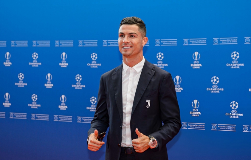 Cristiano Ronaldo vinh dự nhấn nút bốc thăm UEFA Champions League 2024/2025, tôn vinh huyền thoại ghi bàn hàng đầu