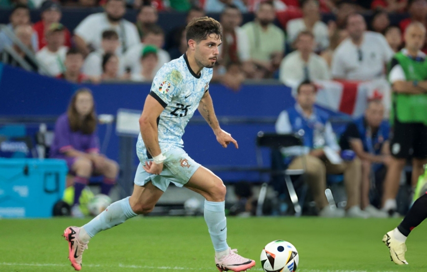 Chelsea hoàn tất thỏa thuận chiêu mộ tiền vệ Pedro Neto từ Wolves
