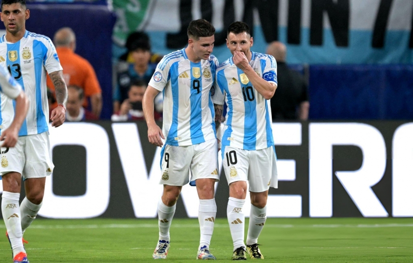Lionel Messi Chúc Mừng Julian Alvarez Gia Nhập Atletico Madrid