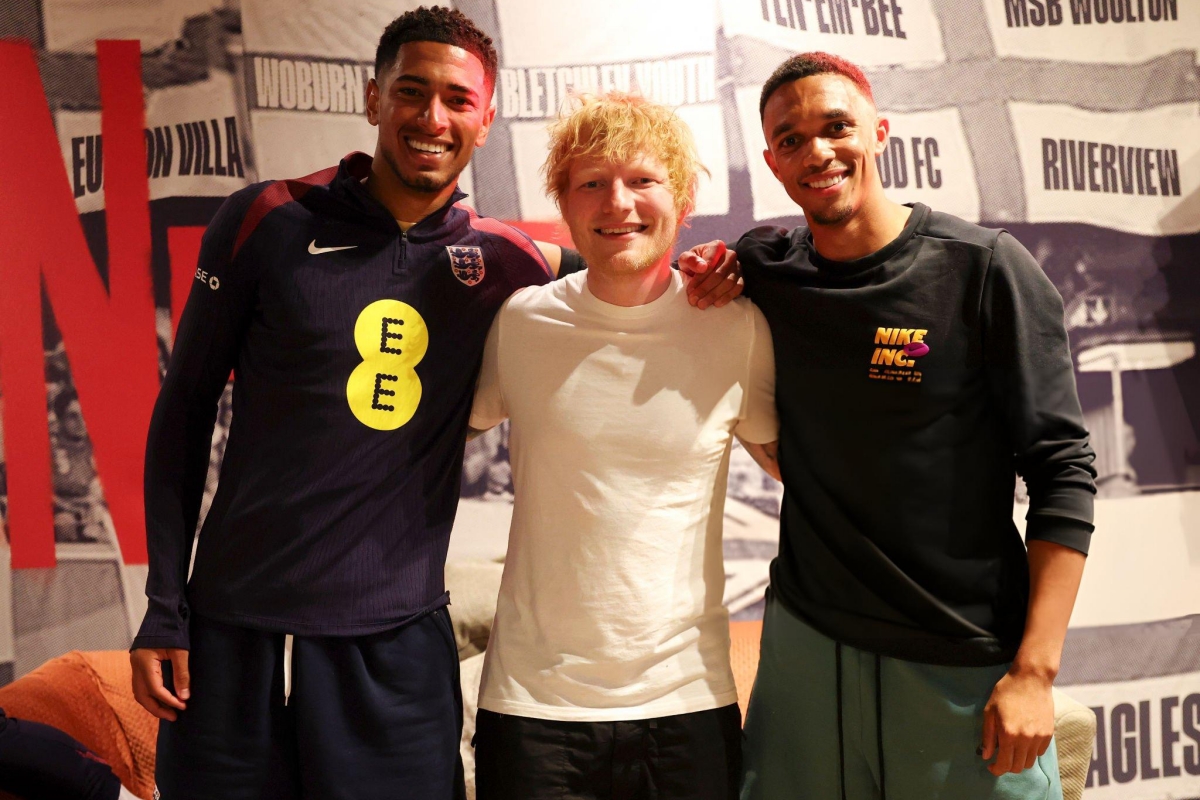 Ca sĩ Ed Sheeran khuấy động bản doanh Đội tuyển Anh với màn trình diễn bất ngờ