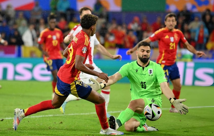 Liverpool chiêu mộ thủ thành Giorgi Mamardashvili từ Valencia