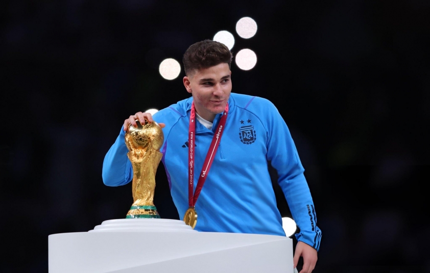Lionel Messi Chúc Mừng Julian Alvarez Gia Nhập Atletico Madrid