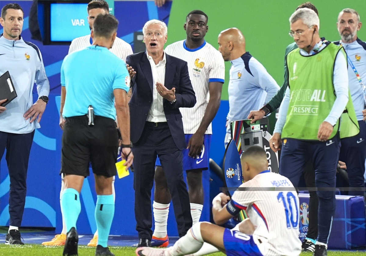 Kylian Mbappe nhận thẻ vàng vì hành vi câu giờ bất thường