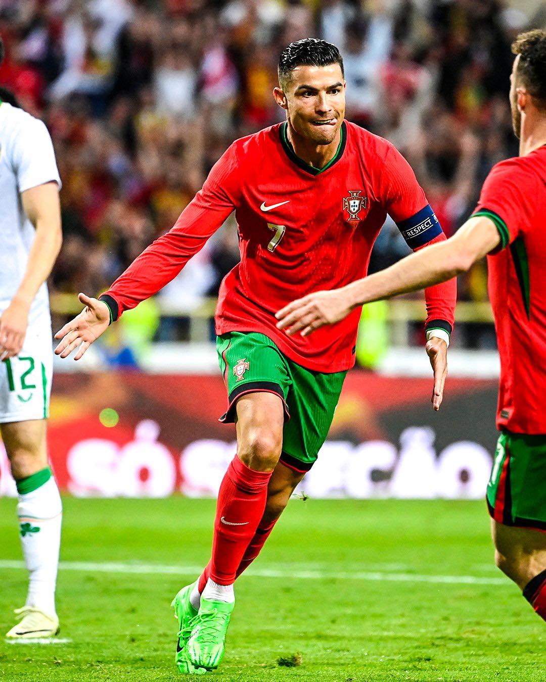 Cristiano Ronaldo Chỉ Còn Trong Tầm Tay Mốc 900 Bàn Thắng Sau Màn Tỏa Sáng Trước Ireland