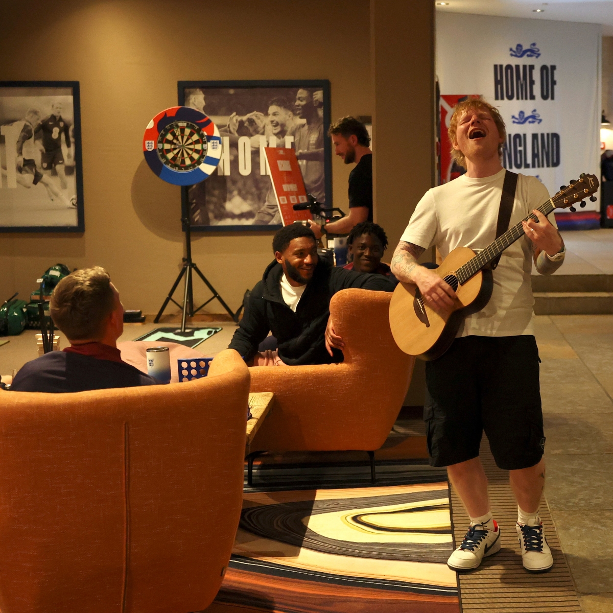 Ca sĩ Ed Sheeran khuấy động bản doanh Đội tuyển Anh với màn trình diễn bất ngờ