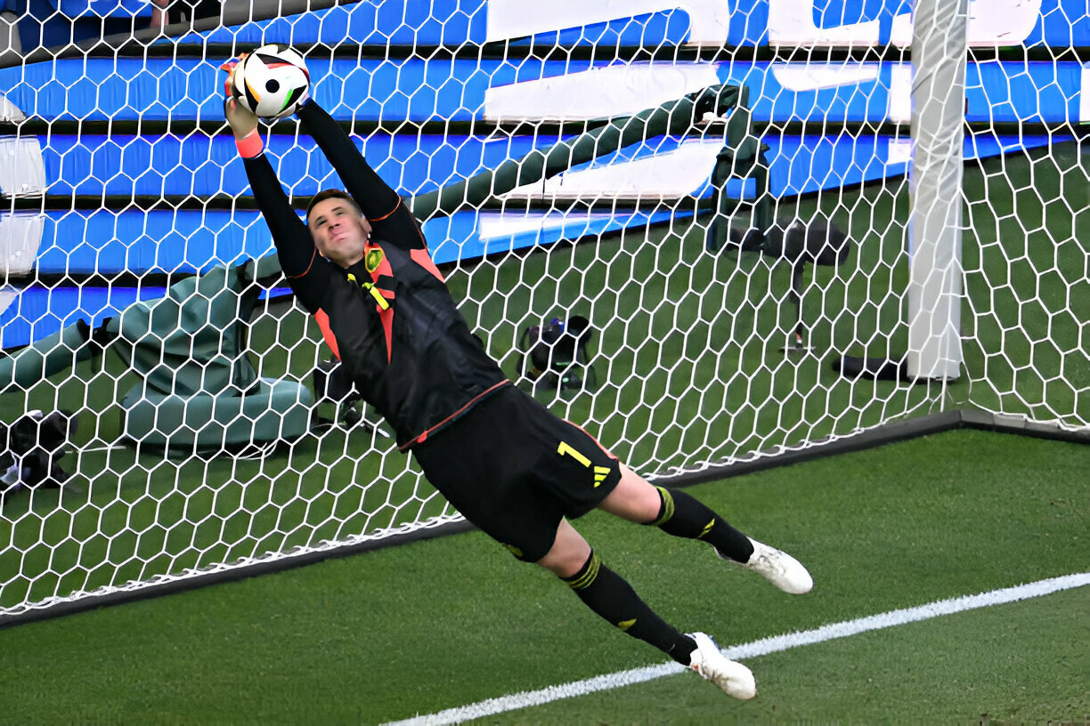 Pha cứu thua của Manuel Neuer đã làm nức lòng nước Đức