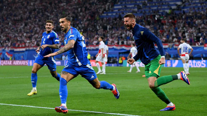 Mattia Zaccagni giải cứu Italia khỏi vực thẳm với bàn thắng phút bù giờ