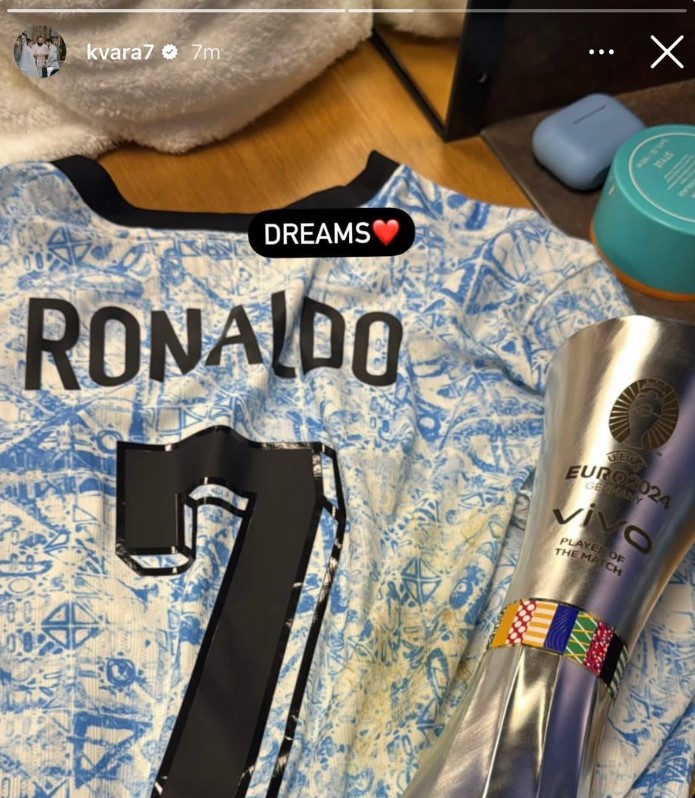 Cầu thủ Georgia Khvicha Kvaratskhelia vỡ òa hạnh phúc khi sở hữu áo đấu của Ronaldo