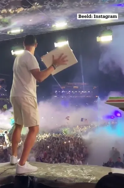 Thibaut Courtois khuấy đảo Tomorrowland với màn ném bánh kem ngoạn mục