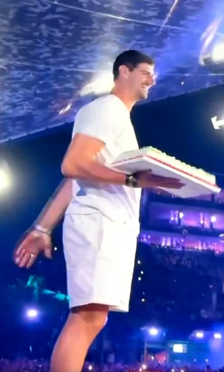 Thibaut Courtois khuấy đảo Tomorrowland với màn ném bánh kem ngoạn mục
