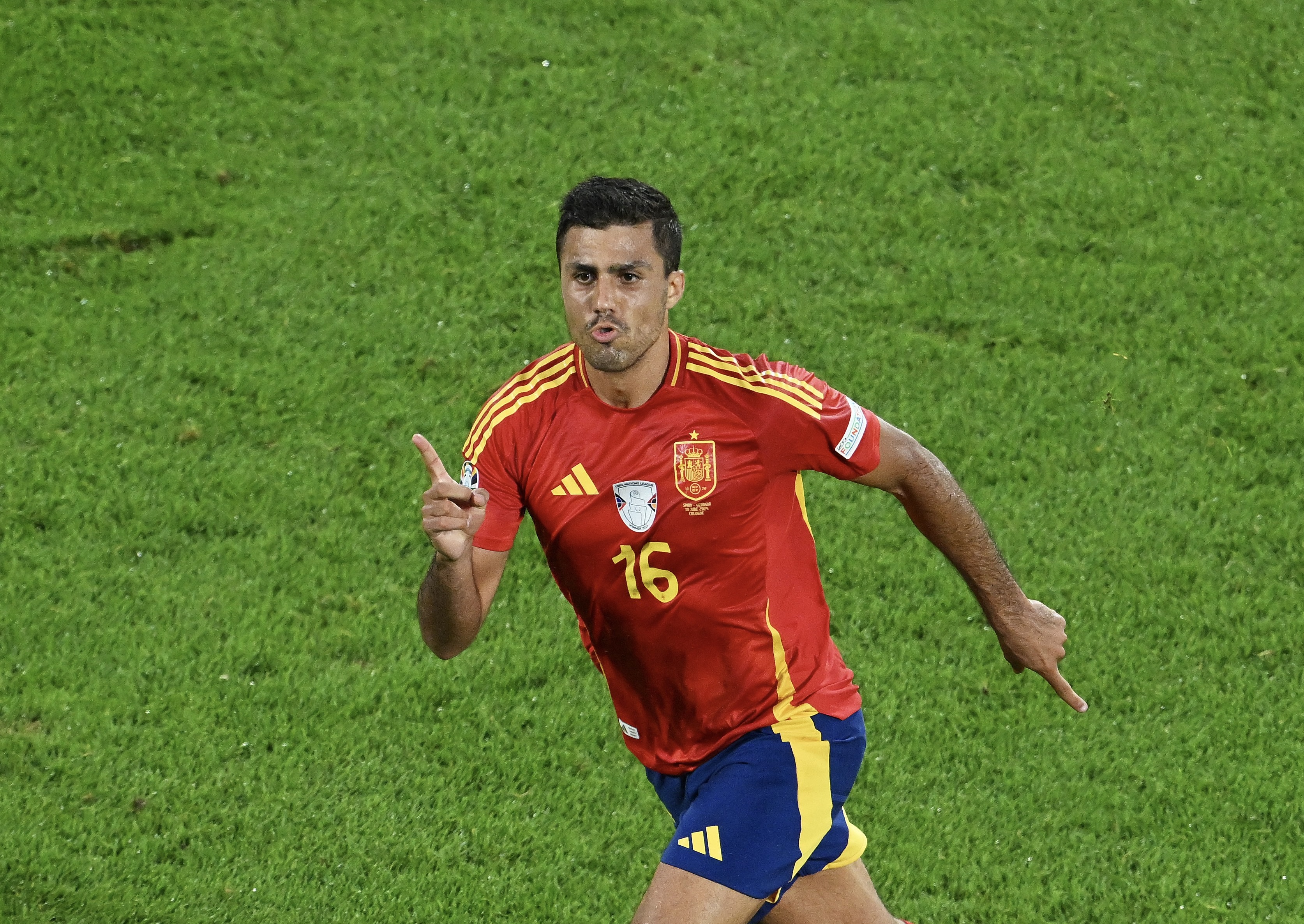 Rodri: Kiến trúc sư trên sân của Man City và Tây Ban Nha