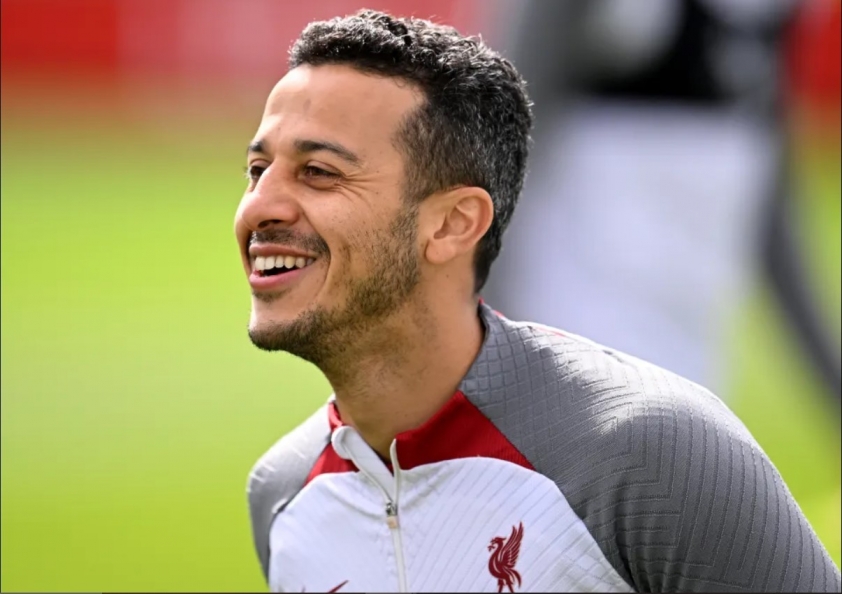 Ngôi sao của Barcelona, Bayern Munich và Liverpool, Thiago Alcantara, quyết định giải nghệ