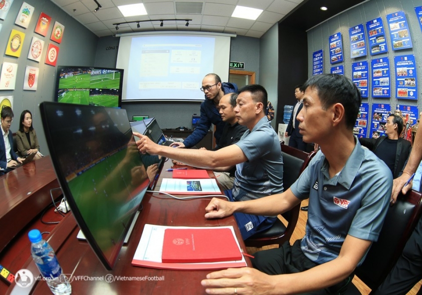 Công nghệ VAR toàn quốc: V-League 2024/25 hướng đến chuyên nghiệp hóa