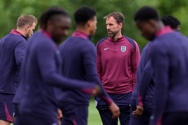 Ten Hag nhận chỉ trích vì chê bai chiến thuật của Southgate