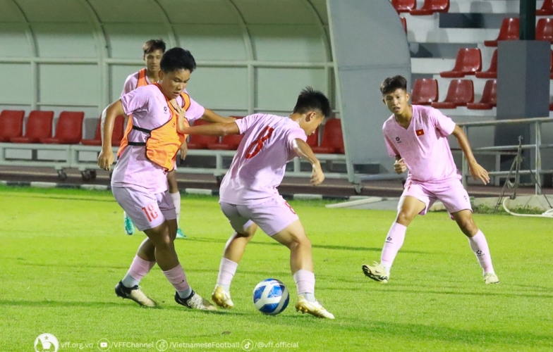 U16 Việt Nam Tập Làm Quen Sân Trước Trận Đấu với U16 Campuchia