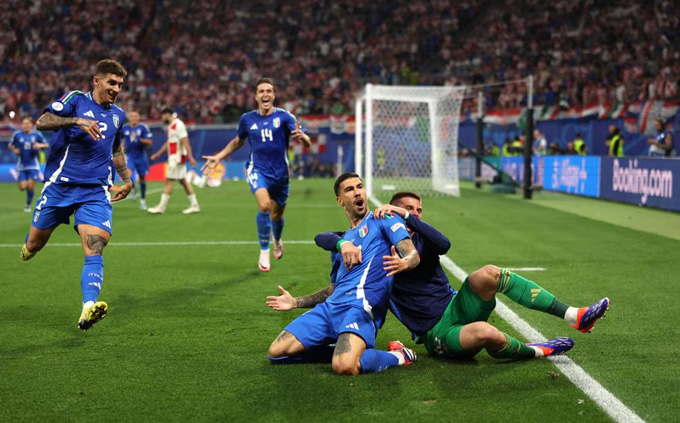 Mattia Zaccagni giải cứu Italia khỏi vực thẳm với bàn thắng phút bù giờ