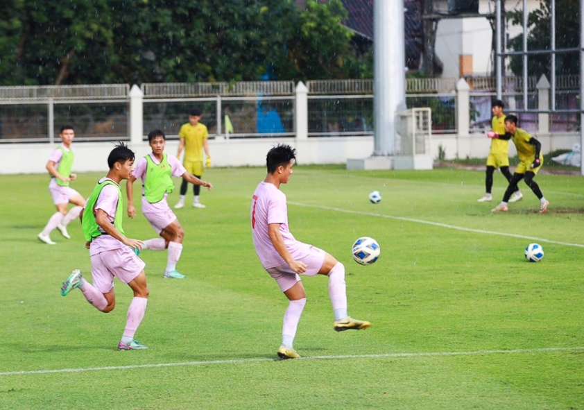 HLV Cristiano Roland Thách Thức Học Trò Trước Khi Giao Hữu Quốc Tế