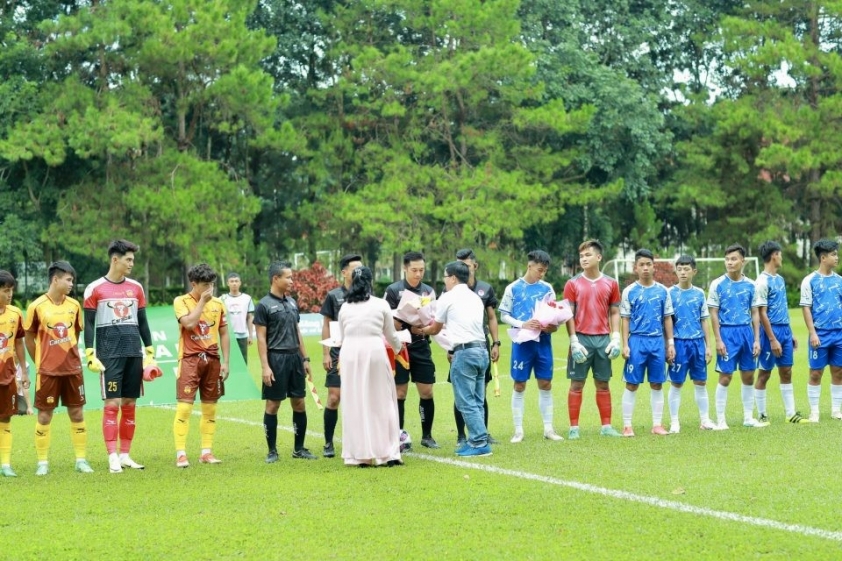 Vòng loại giải bóng đá U21 quốc gia 2024 chứng kiến chiến thắng vang dội của U21 HAGL và thất bại bất ngờ của U21 CAHN