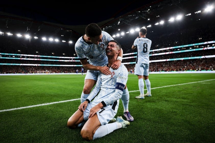Cristiano Ronaldo lập kỳ tích 900 bàn thắng: Màn ăn mừng đầy cảm xúc tóm gọn sự nghiệp huy hoàng