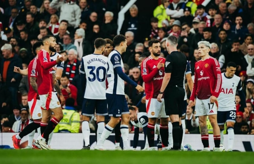 Áp lực đè nặng lên Ten Hag khi fan Man United yêu cầu sa thải sau thảm bại trước Tottenham