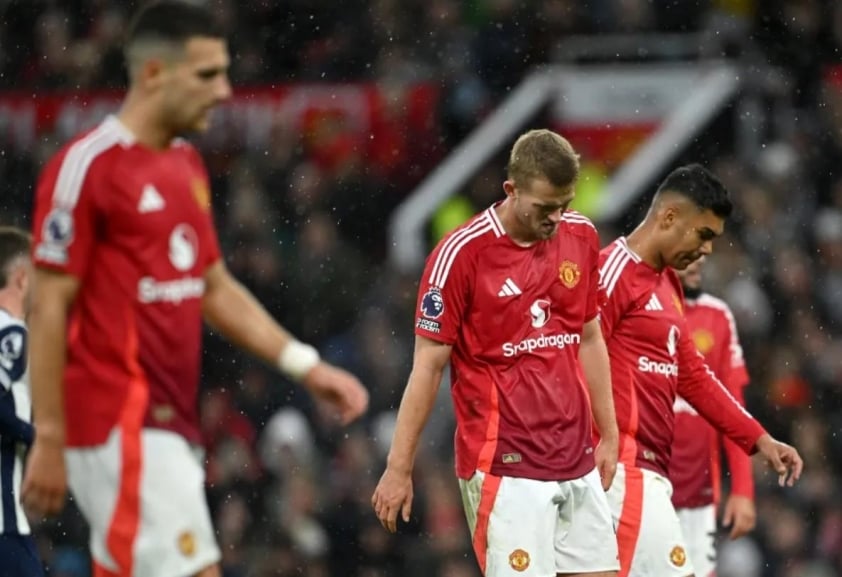 Áp lực đè nặng lên Ten Hag khi fan Man United yêu cầu sa thải sau thảm bại trước Tottenham