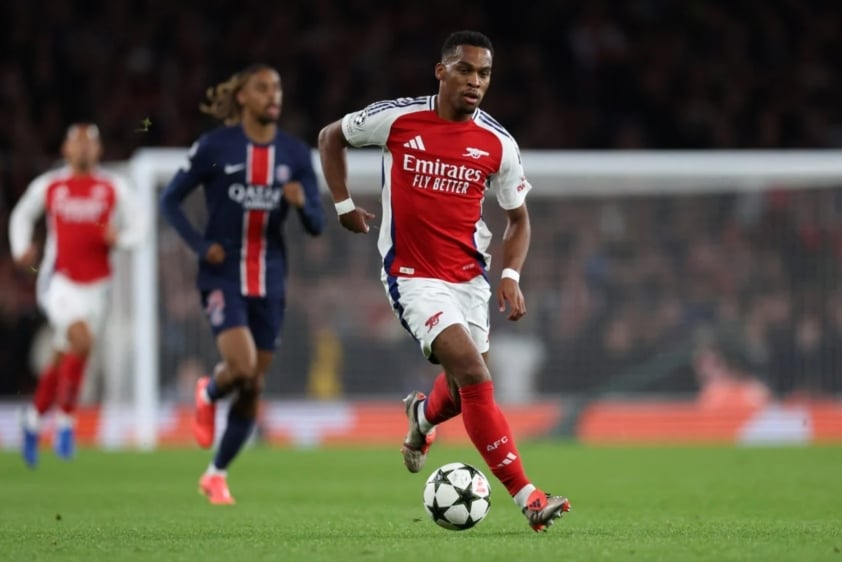 Lo lắng gia tăng về tình trạng của Jurrien Timber sau khi bị thay ra giữa chừng trong trận thắng PSG của Arsenal