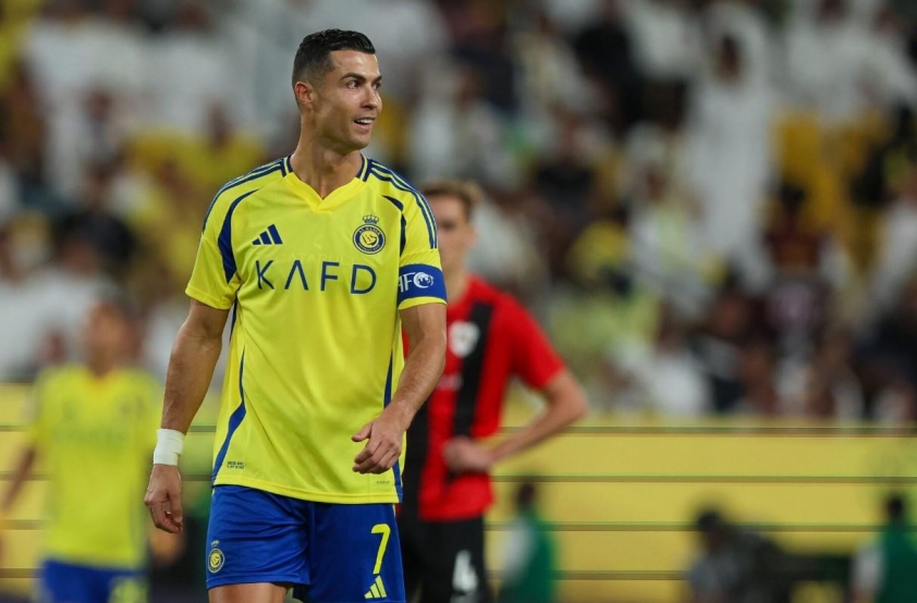 Cristiano Ronaldo Khẩn Thiết Tìm Kiếm Người Hâm Mộ Lớn Tuổi Đã Bật Khóc Khi Gặp Anh