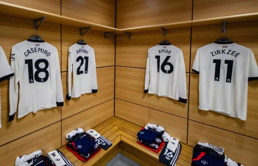 Vụ xâm phạm an ninh gây chấn động tại Villa Park Phòng thay đồ của Manchester United bị nghe lén