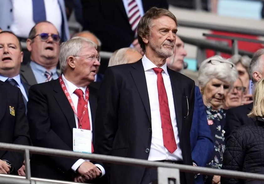 Sir Alex Ferguson Vắng Mặt Tại Old Trafford Giữa Bão Đào