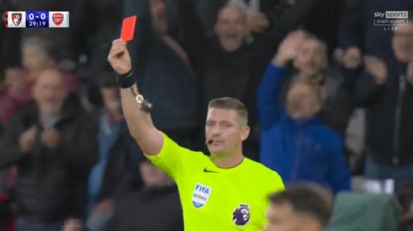 Thảm Họa Arsenal Saliba Nhận Thẻ Đỏ Trực Tiếp, Vắng Mặt Trong Trận Chiến Liverpool