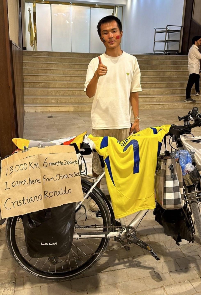 Cuộc gặp gỡ cảm động giữa Ronaldo và người hâm mộ vượt quãng đường 13.000km
