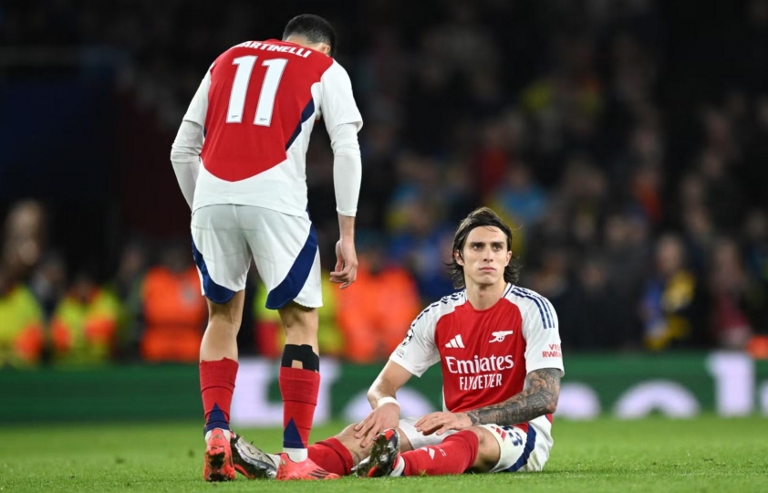 Hàng thủ Arsenal lung lay trước cuộc đối đầu với Liverpool, Arteta lo lắng khi Calafiori gặp chấn thương