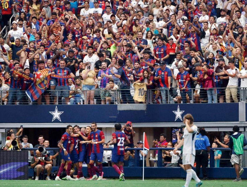 Barcelona cảnh báo cứng rắn các nhóm cổ động viên Hoàn trả tiền phạt hoặc đóng cửa khán đài