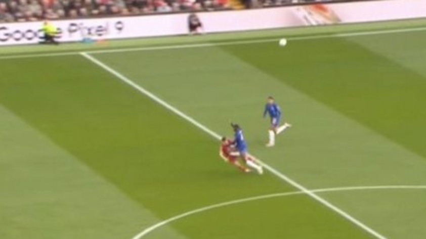 Quyết định gây tranh cãi trong trận Liverpool đấu Chelsea Thẻ vàng cho Adarabioyo trong khi Saliba nhận thẻ đỏ